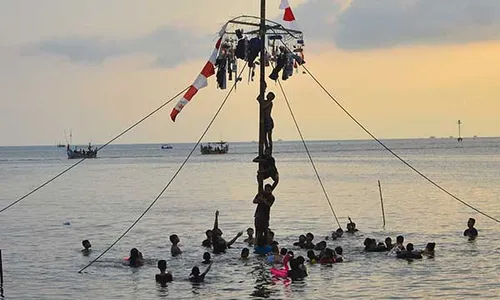 Warga Jepara Ikuti Panjat Pinang di Laut, Meriahkan Perayaan Syawalan