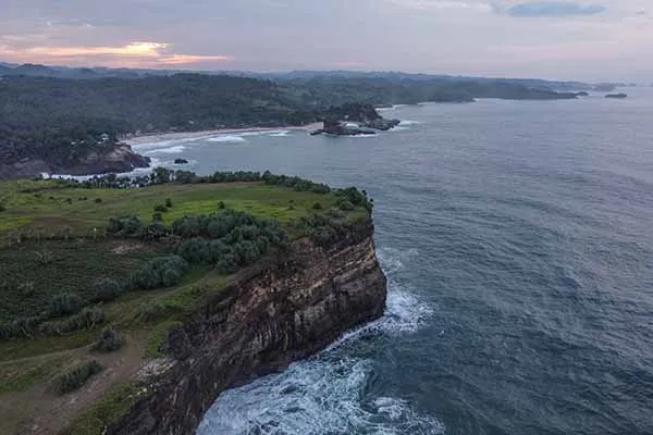 Tiga Kali Gempa Besar dan Tsunami, Bahaya Morfologi Teluk di Pacitan