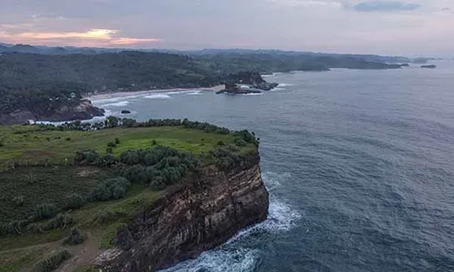 Tiga Kali Gempa Besar dan Tsunami, Bahaya Morfologi Teluk di Pacitan