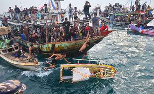 Pesta Lomban, Begini Aksi Nelayan Berebut Sesaji di Laut Jepara