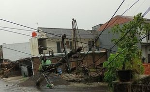 Listrik Solo Mulai Pulih, Ini Foto-Foto Kerusakan Akibat Angin Kencang