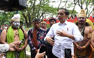 Ini Momen Presiden Jokowi Lepas Masker saat Bertemu Warga Solo