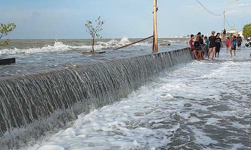 Gelombang Pasang & Banjir Rob Landa Pekalongan, Ratusan Warga Mengungsi