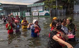 Banjir Rob di Kawasan Pelabuhan Tanjung Emas Semarang Berangsur Surut