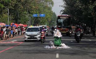 Tumpukan Sampah Meluber di Tengah Jalan Seusai CFD di Solo