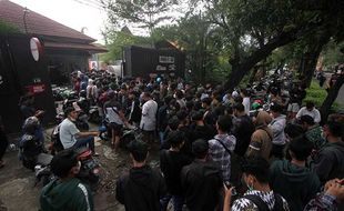 Antrean Suporter Beli Tiket Laga Uji Coba Persis Solo Lawan Persebaya