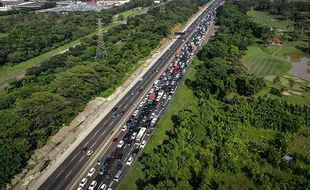 Malam Ini, Polri Terapkan Sistem One Way di Tol Cikampek