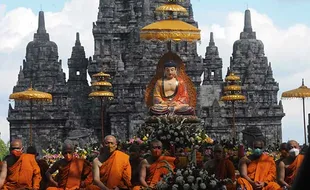 Ratusan Umat Buddha Peringati Detik-Detik Waisak di Candi Sewu Klaten