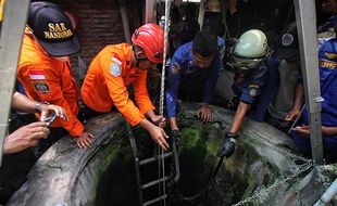 Foto-Foto Evakuasi Korban Jatuh ke Sumur di Danukusuman Solo