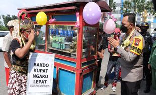 Unik! Aksi Gatotkaca Dorong Gerobak Tahu Kupat di Solo Baru Sukoharjo