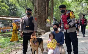 Amankan Tempat Wisata, Anjing Pelacak Jadi Objek Berfoto Pengunjung