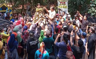 Wabup Karanganyar Sebar Uang Pecahan Rp50.000 di Gunungan Apam Sewu