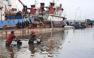 Banjir Rob Setinggi 2 Meter Terjang Kota Semarang