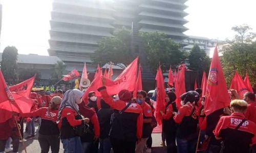 Buruh Berdemo Tolak Perusahaan Asing Masuk ke Jateng