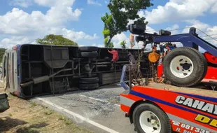 Kronologi Bus Sugeng Rahayu Terguling di Tengah Jalan Madiun-Caruban