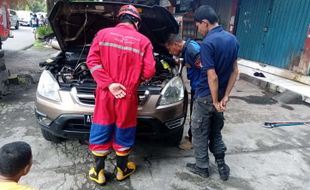 Ular Gadung Masuk Kap Mesin Mobil Warga Klaten, Damkar Turun Tangan