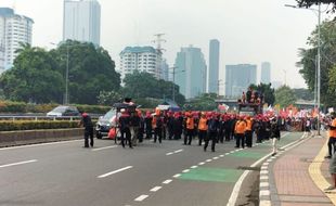 Sekelompok Buruh Long March Menuju Gedung DPR