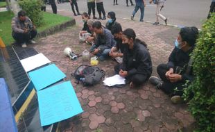 Mahasiswa Unjuk Rasa di Depan DPRD Ponorogo, Apa Saja Tuntutannya?