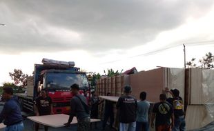 Setelah 5 Jam, Truk Terguling di Ring Road Solo Berhasil Dievakuasi