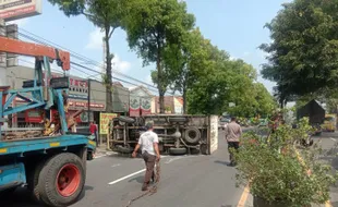 Truk Guling di Jalan Solo-Jogja, Polisi Kerahkan 2 Derek Untuk Evakuasi