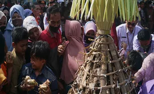 Seru! Festival Kupat Lepat di Jepara, Warga Berebut Gunungan Ketupat