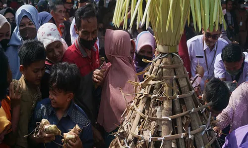 Seru! Festival Kupat Lepat di Jepara, Warga Berebut Gunungan Ketupat