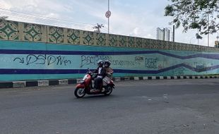 Flyover Manahan Solo Disasar Vandalisme, Ada Ucapan Ultah Segala