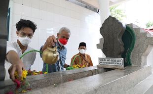 Lebaran, Ganjar Ziarah ke Makam Pangeran Diponegoro di Makassar