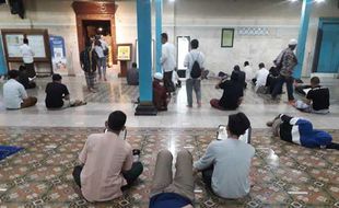 Pemudik Pun Tak Mau Ketinggalan Iktikaf di Masjid Agung Kota Solo