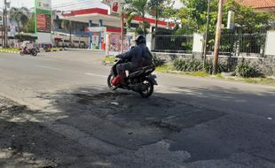 Hati-Hati Lur! Aspal Jl Radjiman Solo Rusak, Sudah Lama Tak Diperbaiki