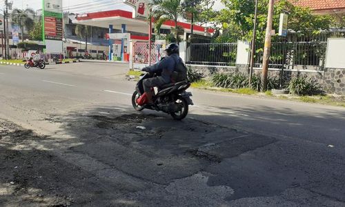 Hati-Hati Lur! Aspal Jl Radjiman Solo Rusak, Sudah Lama Tak Diperbaiki