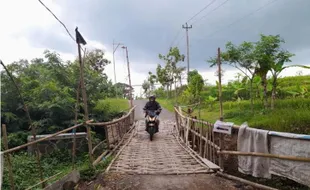 Bangun Jembatan Darurat, Warga Kedawung Sragen Sediakan Kotak Sumbangan