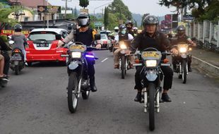 Tawangmangu Macet, Bupati Juliyatmono Motoran Cek Lalu Lintas