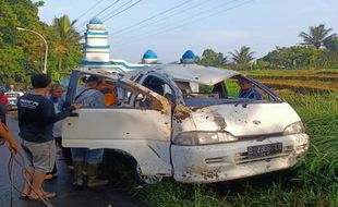 Diduga Rem Blong, Mobil Bawa 2 Orang Terjun ke Jurang di Karanganyar