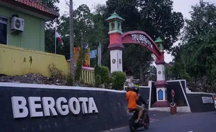 Serem! Warga di Semarang Ini Tinggal di Tengah Kuburan