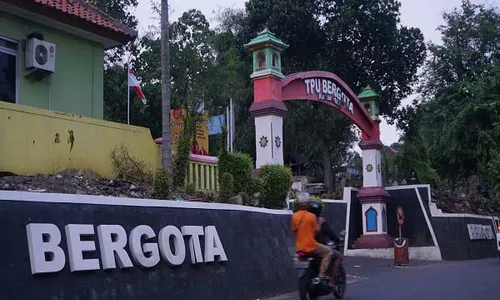 Serem! Warga di Semarang Ini Tinggal di Tengah Kuburan