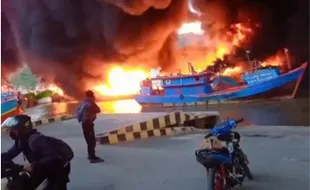 Ditinggal Berlebaran, Sejumlah Kapal di Dermaga Batere Cilacap Terbakar