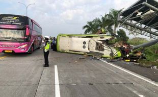 13 Korban Meninggal, Begini Kronologi Kecelakaan Bus di Tol Surabaya