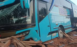 Bus Pariwisata dari Majalengka Kecelakaan di JJLS, 2 Orang Luka-Luka