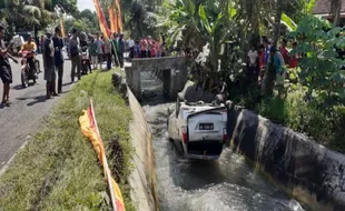 Gara-Gara Motor Nyelonong, Mobil Avanza Nyungsep di Parit Gunungkidul