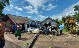 9 Rumah di Pasuruan Dihantam Truk Bermuatan Pasir, Diduga Rem Blong