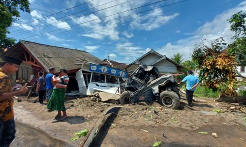 9 Rumah di Pasuruan Dihantam Truk Bermuatan Pasir, Diduga Rem Blong