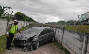 Pengemudi Ngantuk, Mobil Tabrak Pembatas Hingga Keluar dari Tol Madiun