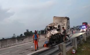 Sopir Ngantuk, Truk Tabrak Truk di Tol Madiun, 1 Orang Meninggal Dunia