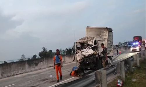 Sopir Ngantuk, Truk Tabrak Truk di Tol Madiun, 1 Orang Meninggal Dunia