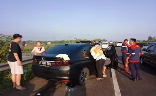 Kecelakaan di Tol Pemalang-Batang, Mobil Sedan Seruduk Daihatsu Xenia