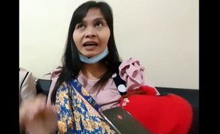 Sambil Gendong Bayi, Korban Arisan Online Ikut Datangi Polresta Solo