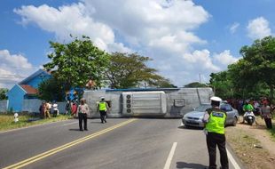 Bus Sugeng Rahayu Terguling di Jalan Madiun-Caruban, 19 Orang Terluka