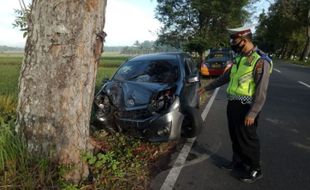 Mobil Anggota Sabhara Seruduk Pohon di Tepi Jalan, Begini Kondisinya