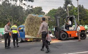 Perbaiki Ban di Jl. Solo-Sragen, Kenek Pikap Meninggal Tersambar Motor